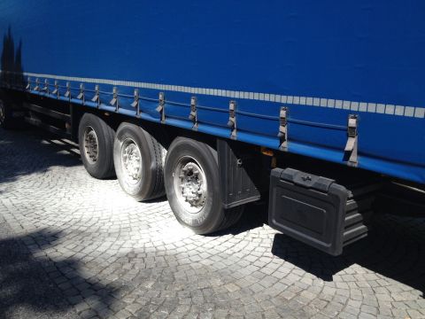 LKW prallte gegen Anhänger