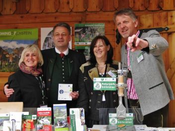 vlnr: Erika Grundner (Tourismusobfrau Naturpark Sölktäler), Andrä Rupprechter (Landwirtschaftsminister), Inge Loitzl (Naturpark Sölktäler), Volkhard Maier (Geschäftsführer Naturpark Sölktäler)