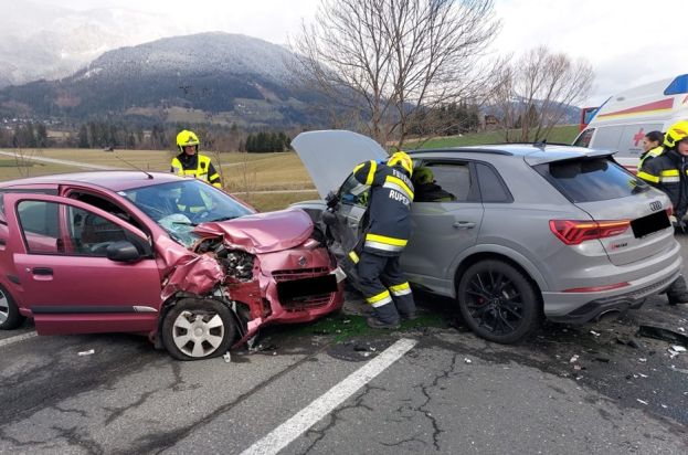 Wendemanöver auf der B320 endet in Kollision