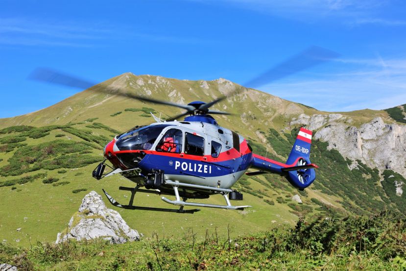 Polizeihubschrauber im Landeanflug