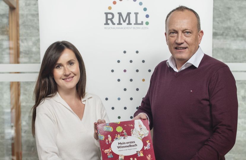 Michaela Grubesa und LAbg. Armin Forstner mit dem neuen Wimmelbuch der Region Liezen.