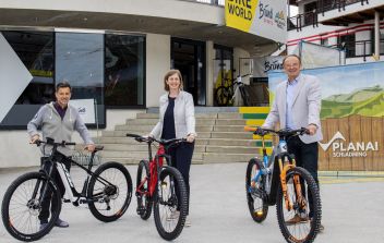 Die Landesrätin besichtigte die neue Bikeworld im Planai-Stadion: v.l.n.r. Christoph Bründl (GF Bründl Sports), Landesrätin Mag. Eibinger-Miedl und Georg Bliem (GF Planai)