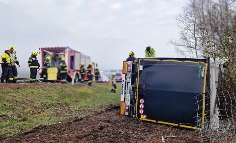 Junger Lenker im LKW verletzt