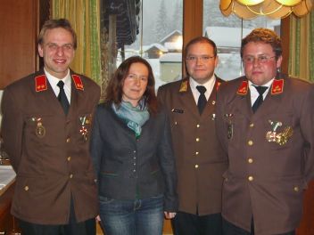 Die wiedergewählten Kommandanten mit  Frau Vzbgm. Karin Riessner und ABI Bartl