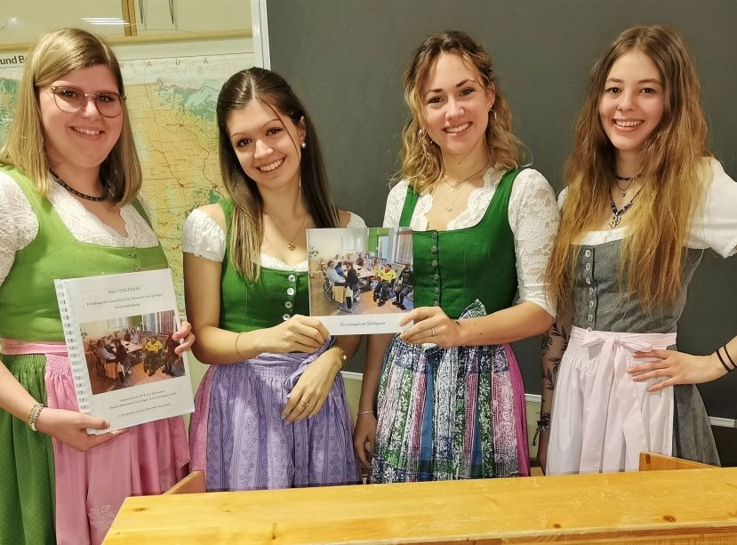 Sichtlich stolz präsentierten die Teams ihre Projekte und die schriftlichen Arbeiten