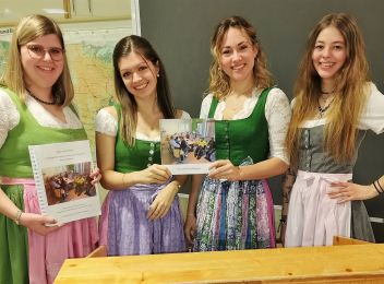 Sichtlich stolz präsentierten die Teams ihre Projekte und die schriftlichen Arbeiten