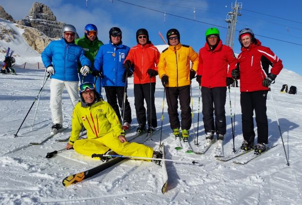 „Kaiser Franz“ (4. Von links) mit seinen ehemaligen Sportlerkollegen am Dachstein.