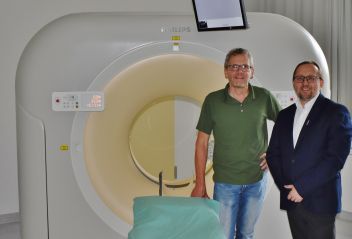 Verwaltungsleiter Dipl. KH-BW. Ing. Hannes Stickler mit dem Technischen Leiter Werner Knauß vor dem neuen Computertomographen