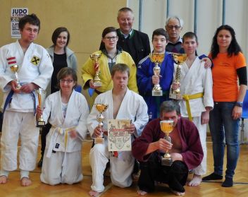 Im Bild mit Sportler, LAbg. Michaela Grubesa, LAbg. Karl Lackner, Obmann Freitag Franz, Regina Holzinger