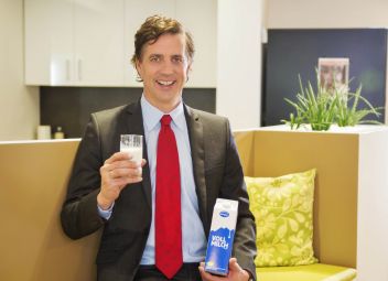 Harald Steinlechner, Geschäftsführer der Ennstal Milch: „Jährlich werden am Stammsitz in Stainach mehr als 81 Mio. Kilogramm Milch verarbeitet und an Kunden aus aller Welt geliefert.“