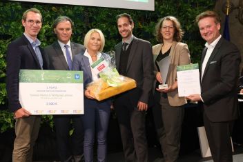 Generalsekretär Andreas Ambros-Lechner (für den Sponsor: MEGA Bildungsstiftung), DI Harald Pflanzl (für den Sponsor: BASF Österreich GmbH), Daniela Warter (Preisträgerin, VS Gröbming), Wolfgang Lechner (Preisträger, HAK Liezen), Iris Rauskala (Bundesministerin a.D. und Sektionschefin, BMBWF), Georg Knill (Präsident der Industriellenvereinigung)