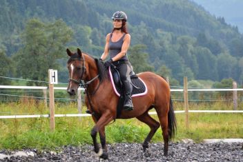Reitsport bei Regen und Sonnenschein