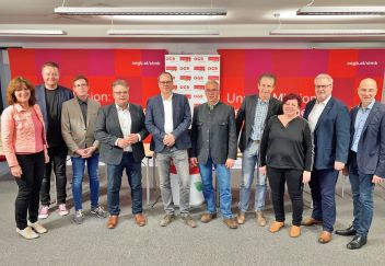 Christa Maria Pospischil, ÖGB Regionalsekretär Mario Lindner, Andreas Leeb, Gerhard Wechtitsch, ÖGB Regionalvorsitzender Roland Krainer, Johannes Scheiblehner, PRO-GE Regionalsekretär Heribert Grasser, Antonia Baumann, ÖGB-Landesvorsitzender Horst Schachner und ÖGB-Landessekretär Wolfgang Waxenegger.