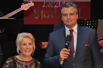 Ballorganisatorin und Vorsitzender der SPÖ Stadtpartei Liezen, Roswitha Glashüttner, mit ORF-Moderator Dorian Steidl