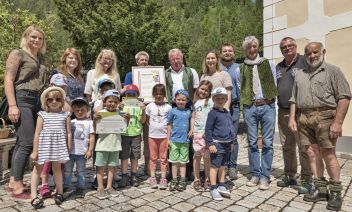 Urkundenverleihung Naturparkkindergarten mit Vertreter der Gemeinde Wildalpen, Verband der Naturparke Österreich, Naturparke Steiermark, Kindergarten Wildalpen und Mitarbeiter des Natur- und Geoparks Steirische Eisenwurzen