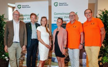 Michael Koren und Bernd Leinich (Geschäftsführer Gesundheitsfonds Steiermark), Juliane Bogner-Strauß (Gesundheitslandesrätin), Barbara Mandlbauer-Bahar und Gerhard Kummer sowie Franz Kotzent (Gesundheitszentrum Liezen)