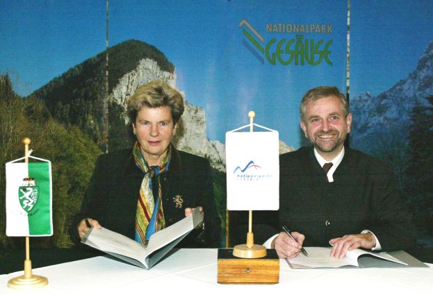 Landeshauptfrau Waltraud Klasnic und Minister Wilhelm Molterer am 26.10. 2002 beim Unterschreiben des Vertrages zur Nationalparkgründung