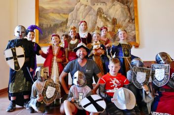 Sich auf Schatzsuche begeben und den Alltag als Ritter und Burgfräulein erleben konnten die Kinder beim Sommerprogramm auf der Burg Gallenstein