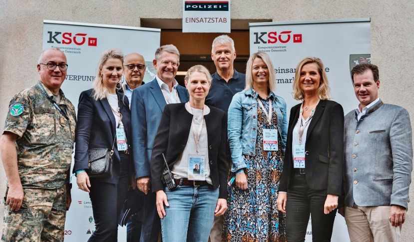 Gruppenfoto der KSÖ-Abordnung mit Landespolizeidirektor Ortner und Militärkommandant Zöllner