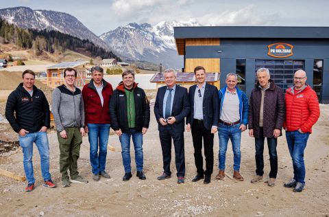 Manuel Reiter und Stefan Pieberl  (PR Holzbau GmbH), Bürgermeister Werner Schwab (Sölk), Bürgermeister Fritz Zefferer (Mitterberg-Sankt Martin), Landeshauptmann-Stv. Anton Lang, Bürgermeister Thomas Reingruber (Gröbming), Finanzreferent Ulrich Höring (Gröbming), Bürgermeister Hannes Huber (Michaelerberg-Pruggern) und Ludwig Schawill (E-Werk Gröbming)
