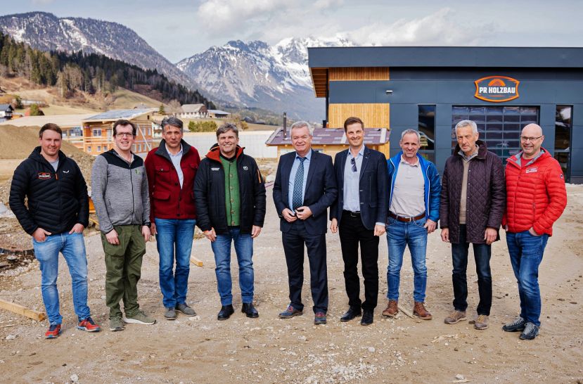 Manuel Reiter und Stefan Pieberl (PR Holzbau GmbH), Bürgermeister Werner Schwab (Sölk), Bürgermeister Fritz Zefferer (Mitterberg-Sankt Martin), Landeshauptmann-Stv. Anton Lang, Bürgermeister Thomas Reingruber (Gröbming), Finanzreferent Ulrich Höring (Gröbming), Bürgermeister Hannes Huber (Michaelerberg-Pruggern) und Ludwig Schawill (E-Werk Gröbming)