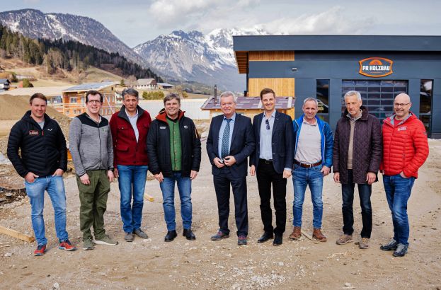 Manuel Reiter und Stefan Pieberl (PR Holzbau GmbH), Bürgermeister Werner Schwab (Sölk), Bürgermeister Fritz Zefferer (Mitterberg-Sankt Martin), Landeshauptmann-Stv. Anton Lang, Bürgermeister Thomas Reingruber (Gröbming), Finanzreferent Ulrich Höring (Gröbming), Bürgermeister Hannes Huber (Michaelerberg-Pruggern) und Ludwig Schawill (E-Werk Gröbming)