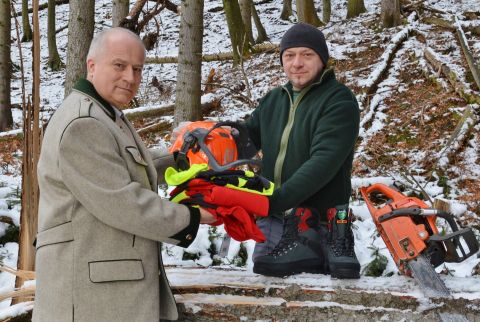 Landesrat Hans Seitinger bei der Überreichung von persönlicher Schutzausrüstung