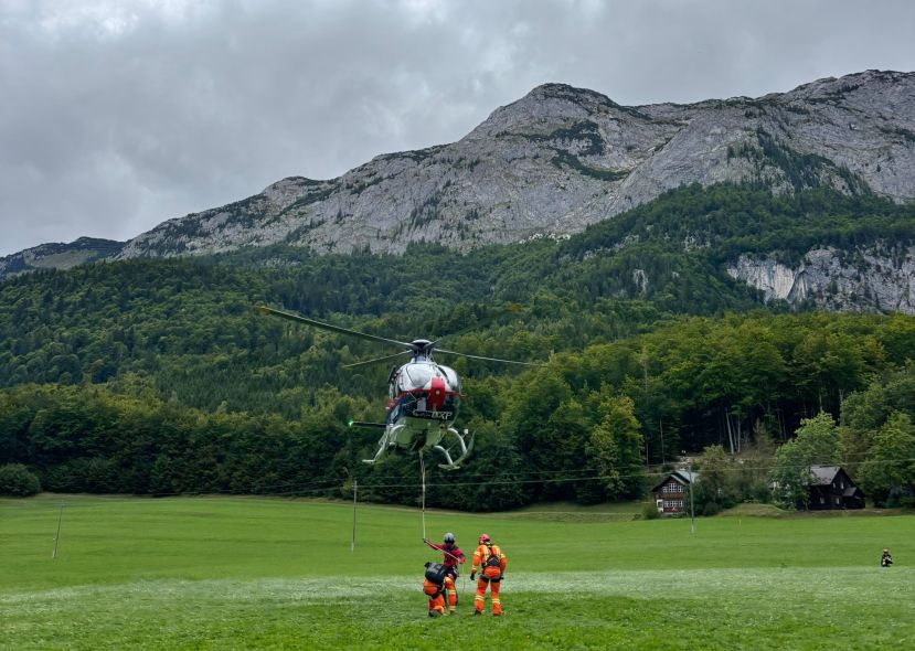 Polizeihubschrauber löscht Waldbrand
