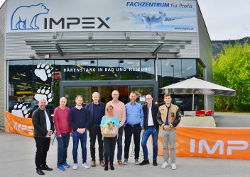Vizebürgermeister Egon Gojer gratuliert Daniela Pollin(Bildmitte) und dem IMPEX-Team zur Eröffnung