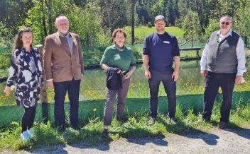 Fachkundige Führung durch die Fischerei Ausseerland vom Betriebsleiter Alexander Scheck, mit LAbg Michaela Grubesa, Vzbgm. Kurt Edlinger, LRin Ursula Lackner und Bgm von Bad Mitterndorf Klaus Neuper.