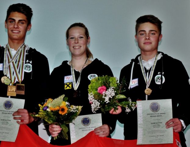 Siegerehrung beim Festbankett am Abschlusstag, Julia Pirkmann (Bildmitte)