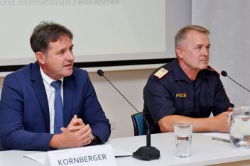 Obstlt. Rene Kornberger erklärt bei der Pressekonferenz die Vorgehensweise des Netzwerkes