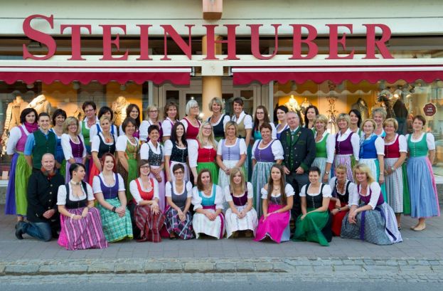 30 Mitarbeiterinnen und Mitarbeiter des Traditionsunternehmens Tracht &amp; Mode Steinhuber kümmern sich am Standort Bad Aussee um das Wohl der Kundinnen und Kunden.