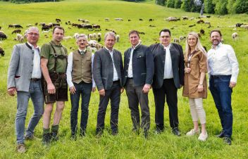 Ing. Gerhard Fallent (Obmann von Wolfstopp), Peter Kettner (Kammerobmann BK Liezen), Bernhard Tasotti (Obmann Steirischer Schaf- und Ziegenzuchtverband), ÖR Franz Titschenbacher (Präsident der Landwirtschaftskammer Steiermark), NRAbg. Andreas Kühberger, Bgm. Stefan Knapp (Gemeinde Haus im Ennstal), Carina Röder (Hauser Kaibling Seilbahnen) und Dr. Thomas Guggenberger (HBLFA Raumberg-Gumpenstein)
