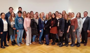Maturajahrgang der HLWplus Bad Aussee mit Filialleiter Robert Leu und seiner Stellvertreterin Manuela Köberl(li.)