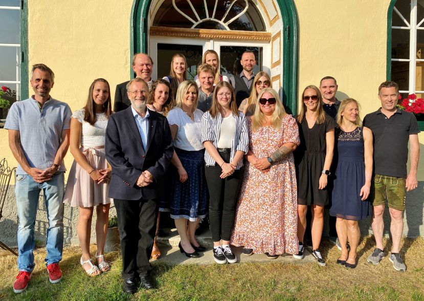 Zeugnisfeier des Bildungsvereins Ennstal im Gasthof Dornbusch, Aigen Am Bild strahlen um die Wette (von links - mit Sternchen die abgeschlossenen Berufsreifeprüfungen): Markus Kriechbaum * Tanja Kocher * Herwig Pieslinger Obmann des Bildungsvereins Ennstal Othmar Breitenbaumer Vorsitzender der Berufsmatura Sommer 2023 an der HBLFA Raumberg-Gumpenstein Ines Eberhardt Anna Hipfl Christine Zeisl Johannes Kainrath-Reumayer * Anna Hochkönig Carina Schröcker Benjamin König * Marlene Wind * Michaela Wechsler Carmen Edlinger Daniel Kollau Direktor der MS Irdning, wo die Kursabende stattfinden Karin Nessizius Englischprofessorin Christian Gebeshuber Gründer und Kassier des Bildungsvereins Ennstal