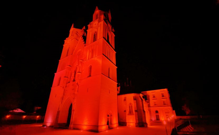 Die Stiftskirche Admont leuchtet Blutrot