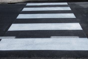 Fußgänger auf Schutzweg verletzt