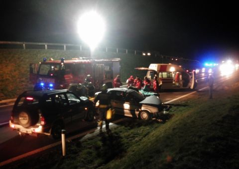 Schwerer Unfall auf B320 bei Aich