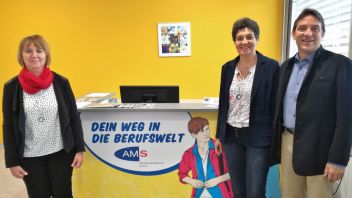 Die aktuellsten Informationen rund um Ausbildung und Beruf sowie Unterstützung bei der Lehrplatzsuche gibt es aus erster Hand von den ExpertInnen des AMS Liezen. v.l.n.r.: Mag. Gertrude Schachner, Karin Daum und Rudolf Petersmann