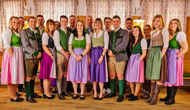 Das Team des Narzissendorfes mit Küchenchef Johannes Ganisl (4.v.li.) und den Gastgebern Julia Köberl und Jakob Zand (5.u.4.v.re.)