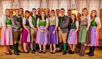 Das Team des Narzissendorfes mit Küchenchef Johannes Ganisl (4.v.li.) und den Gastgebern Julia Köberl und Jakob Zand (5.u.4.v.re.)