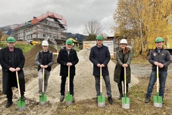 Grundner Josef, Ing. Steindacher Dominik (RG Rodlauer Greimeister ZT GmbH), Bgm. Kanduth Walter, LAbg. Armin Forstner, Arch. DI Caroline Rodlauer (RG Rodlauer Greimeister ZT GmbH) und Danglmaier Florian (Erdbau Danglmaier)