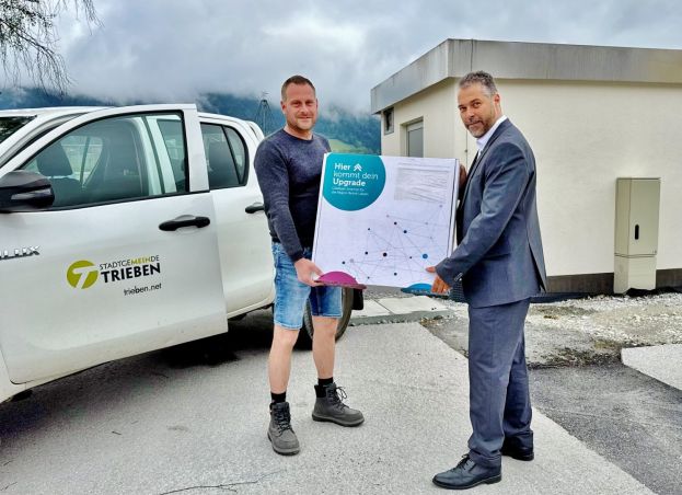 Ab Juli bekommen die ersten Haushalte in Trieben ihr Hausanschluss-Paket zugeschickt. Bürgermeister Klaus Herzmaier mit Bauhofleiter Andreas Seidler vor der Glasfaser-Ortszentrale am Gelände der Feuerwehr Trieben-Werk