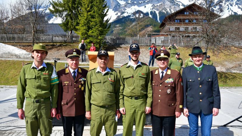 vlnr: OBI Sotlar, BR Binder, EHLM Plasencia-Suarez, LM Prill, OBR Hartl und Bgm. Fischbacher