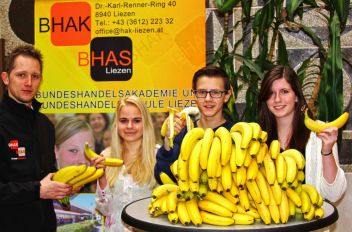 Schulwart Mathias Käfer mit HAK-SchülerInnen