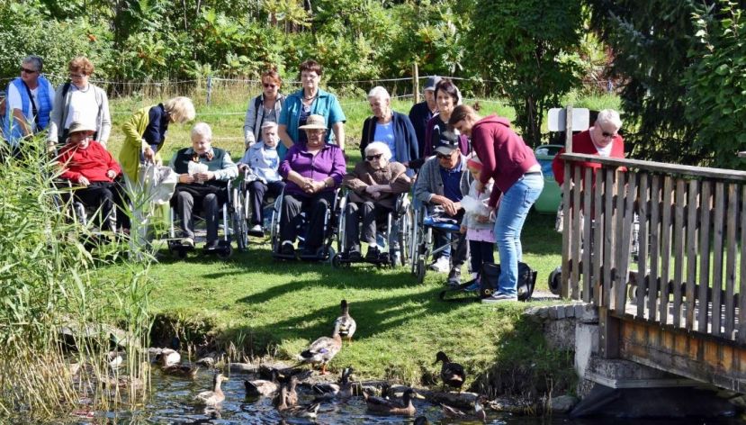 Wir und Laura beim idyllischen Ententeich
