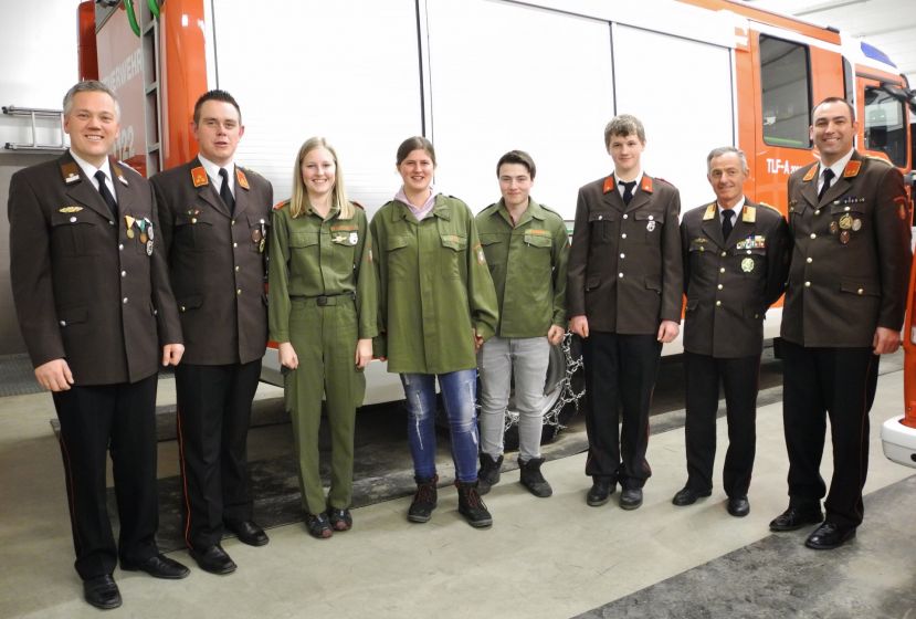 Feuerwehrreferent MMag. Johannes Zettler, Kommandant HBI Bernd Grüsser, Michaela Ertlschweiger, Lena Hochlahner, Mathias Huber-Huber, Thomas Luidold, Kommandant des Abschnittes Irdning ABI Helmut Sam, Kommandant-Stv. OBI Gerhard Singer