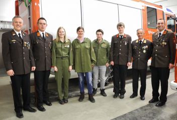 Feuerwehrreferent MMag. Johannes Zettler, Kommandant HBI Bernd Grüsser, Michaela Ertlschweiger, Lena Hochlahner, Mathias Huber-Huber, Thomas Luidold, Kommandant des Abschnittes Irdning ABI Helmut Sam, Kommandant-Stv. OBI Gerhard Singer