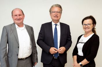 Bgm. Johann Mitterhauser mit LH Christopher Drexler und Vzbgm. Monika Zeiser (Selzthal).